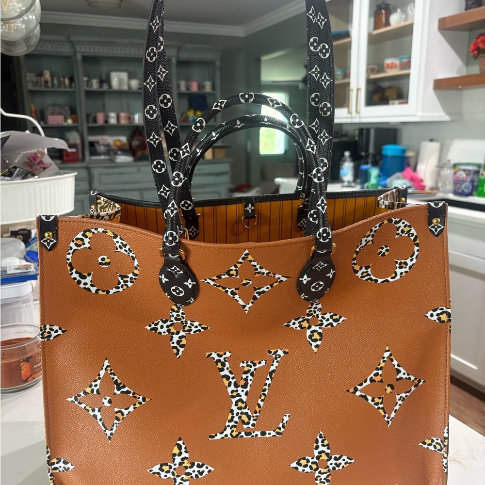 Louis Vuitton onthego Jungle edition like new condition